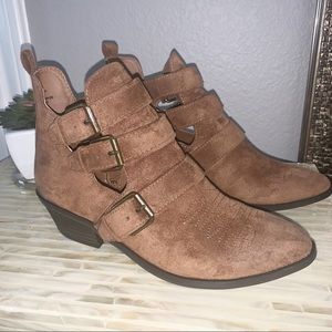🖤 Universal Thread Tan Ankle Buckle Booties